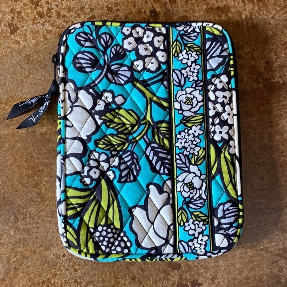 Like New Vera Bradley Island Bloom Print Quilted Padded IPad Tablet Zipper Case
